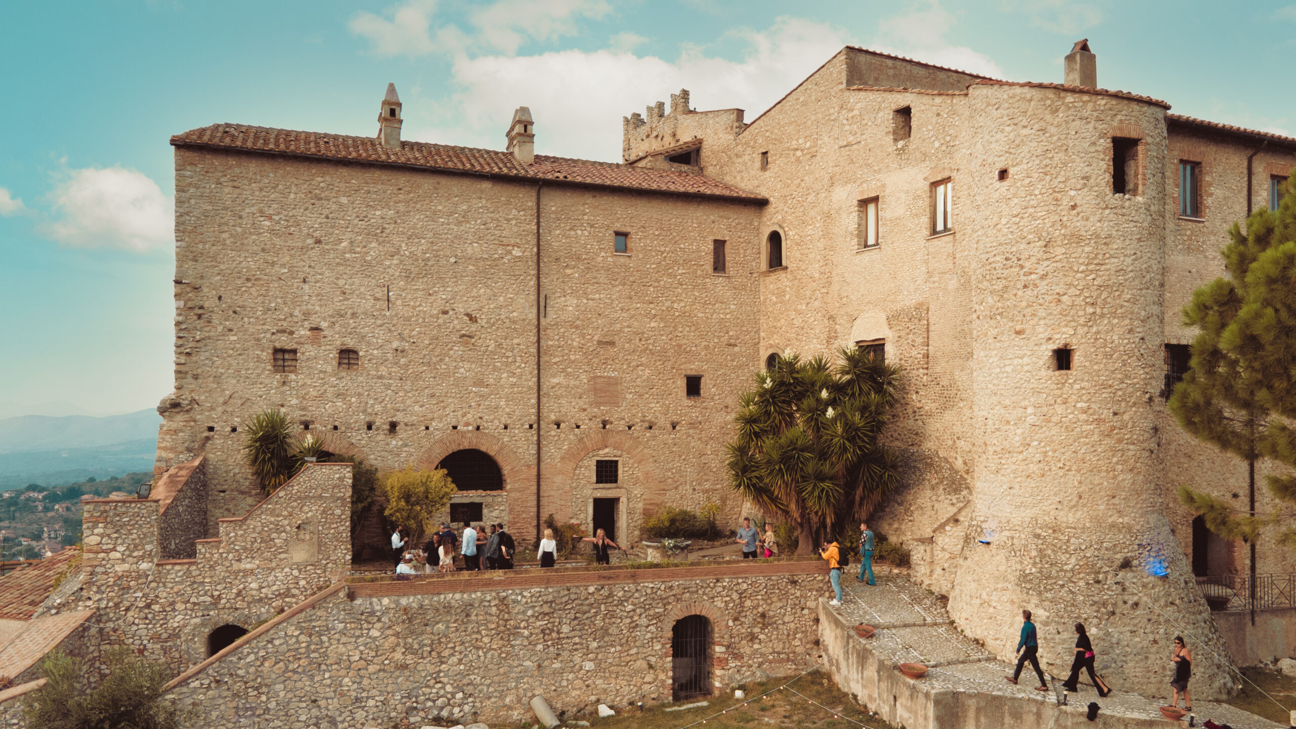 Facciata del Castello Savelli con visitatori sulla terrazza panoramica