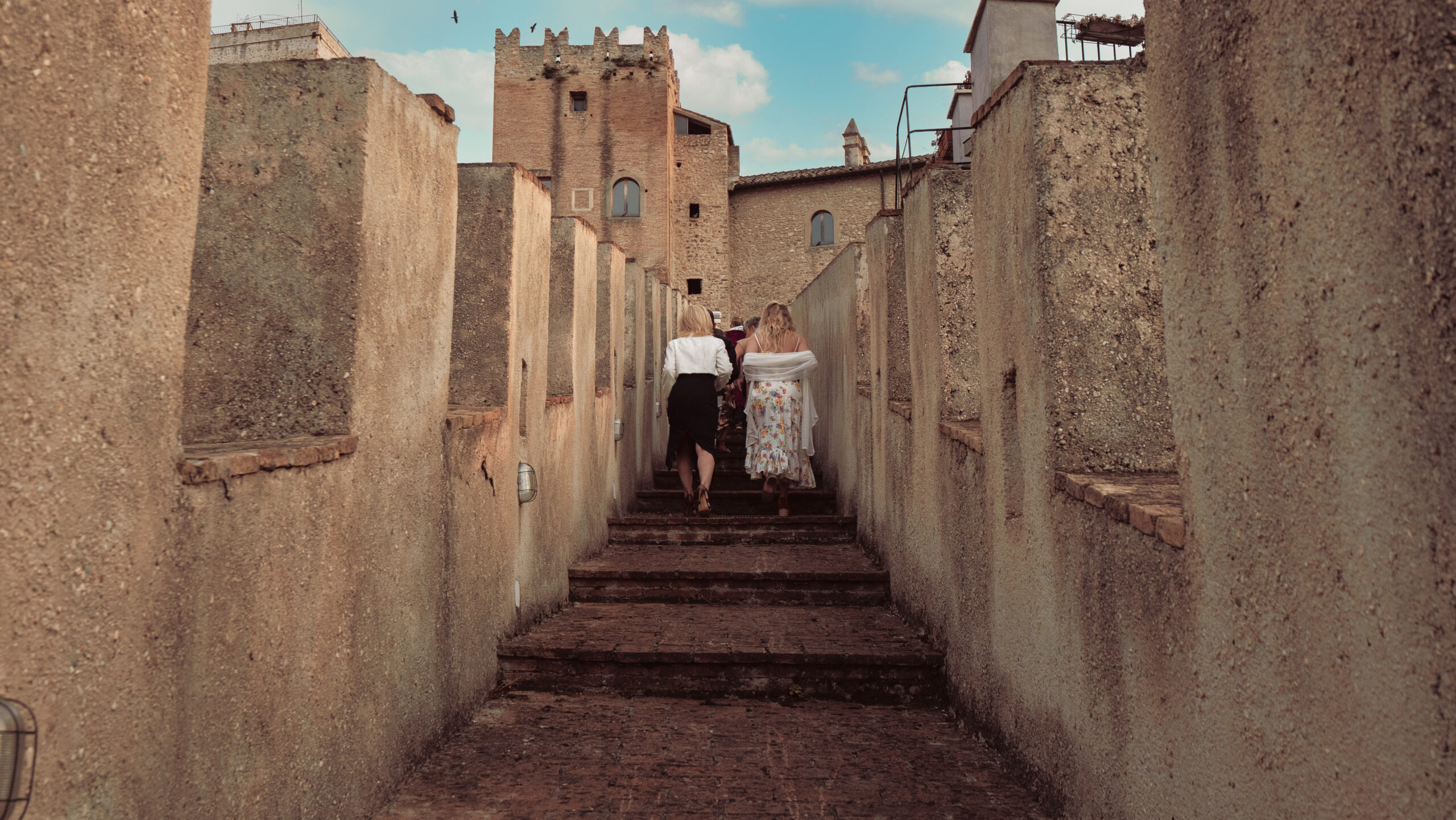 Le antiche scalinate del borgo che salgono verso la torre del castello