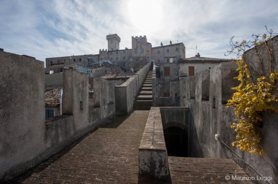 Veduta del camminamento e dei tetti del borgo verso il castello