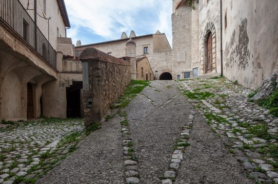 Una via lastricata del centro storico di Palombara Sabina