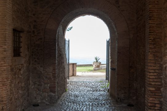 Antico portale del castello aperto sulla valle